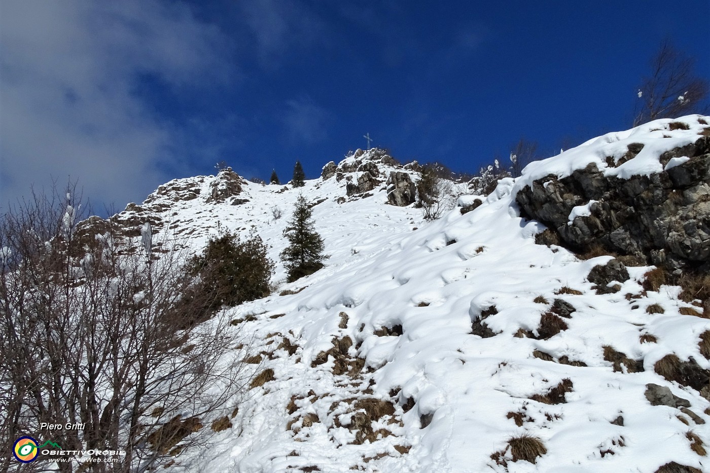 39 Ultimo ripido strappo per la croce del Monte Castello.JPG